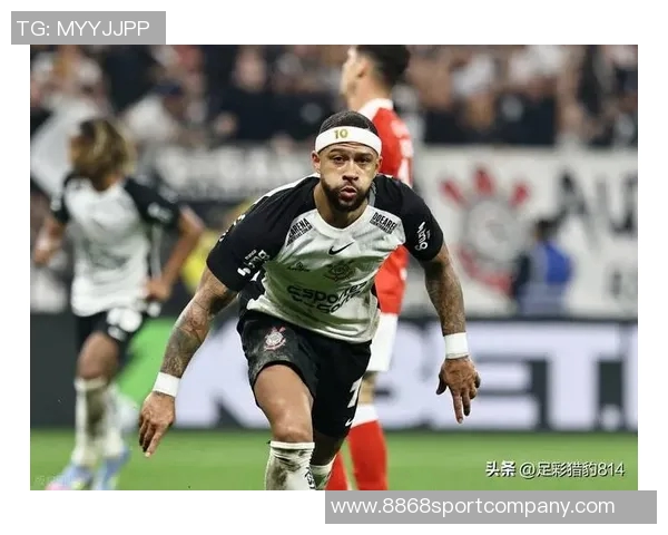 德佩替补席开怀大笑心态超好即便科林蒂安0-1落后依然乐观面对比赛